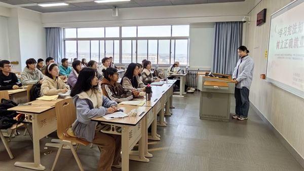 图1我院学子认真进行政治理论学习_副本.png